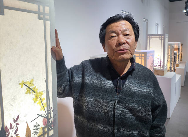 제1회 화촌 이의열 수묵화 개인전이 오는 30일까지 여주시 빈집예술공간에서 열리고 있는 가운데 이의열 작가가 작품(풍경 수묵화 사각 무드 등)을 설명하고 있다. 유진동기자