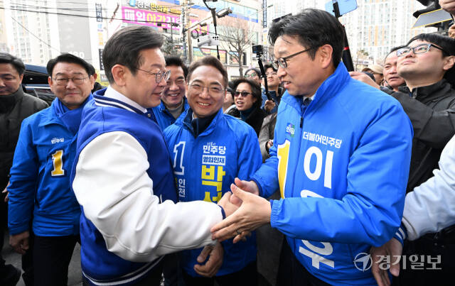 이재명 더불어민주당 대표가 20일 인천 서구 정서진중앙시장을 방문해 지역구 후보들과 인사를 나누고 있다.조병석기자