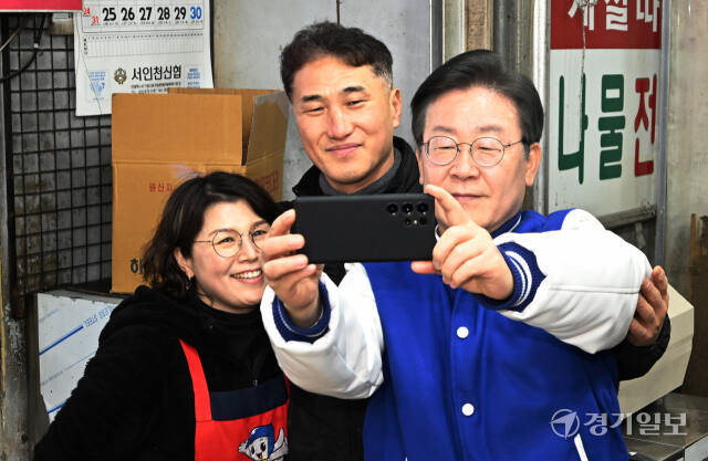 이재명 더불어민주당 대표가 20일 인천 서구 정서진중앙시장을 방문해 시민들과 샐카를 찍고 있다.조병석기자