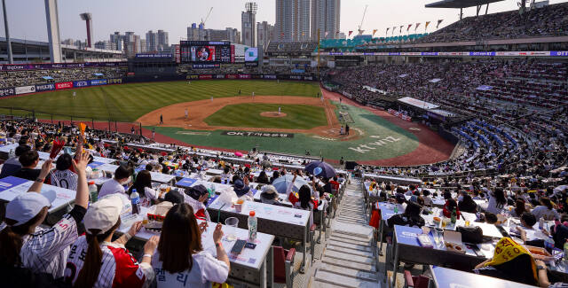 ‘2024 신한 SOL Bank KBO리그’가 오는 23일 수원과 인천 등 전국 5개 구장에서 일제히 개막돼 6개월 대장정에 돌입한다. 사진은 지난해 KT 위즈의 홈 개막 경기가 열린 케이티위즈파크 전경.경기일보 DB