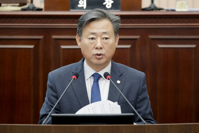 신동화 의원이 구리시의회 제334회 임시회 제2차 본 회의에서 대표발의한 ‘구리 유통종합시장 관리·운영 조례 일부 개정안에 대해 설명하고 있다. 신동화 의원 제공