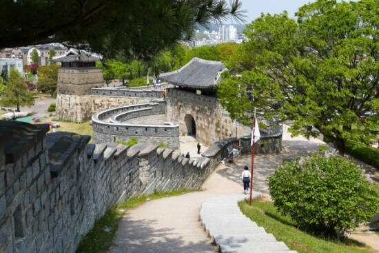 수원화성의 화서문 남쪽 끝. 경기일보 DB