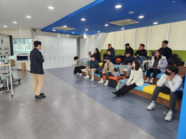 인천대 ‘연수구 4차산업혁명 청년창업지원센터’가 청년 창업자들을 대상으로 창업 교육을 하고 있다. 인천대 제공