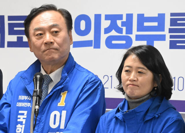 더불어민주당 의정부갑 박지혜 후보와 의정부을 이재강 후보가 21일 공동기자회견을 통해 ‘새로운 의정부를 위한 공동의 약속’을 발표한 뒤 기자들의 질문을 듣고 있다. 조주현 기자