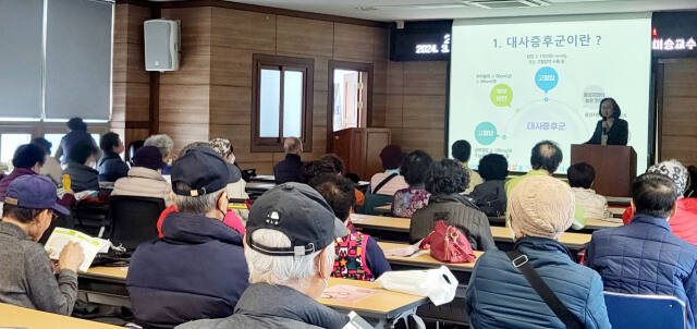 지난 20일 신미승 가천대 길병원 심장내과 교수가 인천 남동구 보건소를 방문, 시민건강강좌를 열었다. 가천대 길병원 제공
