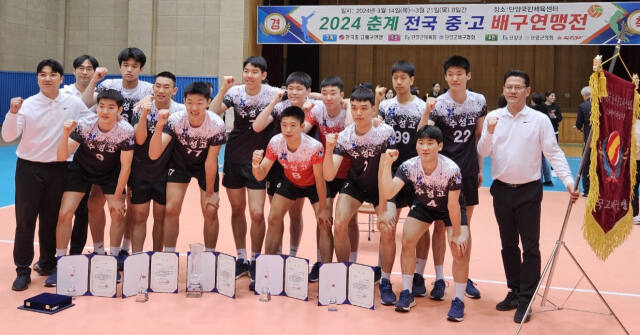 2024 춘계 전국중·고배구연맹전에서 3년 만에 남고부 대회 패권을 되찾은 수원 수성고 선수단이 우승기를 앞세우고 기념촬영을 하고 있다. 오른쪽이 김장빈 감독.수성고 제공