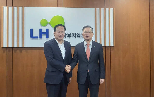 이권재 오산시장이 21일 오후 한국토지주택공사(LH) 경기남부지역본부에서 이한준 LH 사장과 경부고속도로 오산IC 인근 출구전용IC 신설을 광역교통계획에 반영을 요청하고 기념촬영을 하고 있다. 오산시 제공