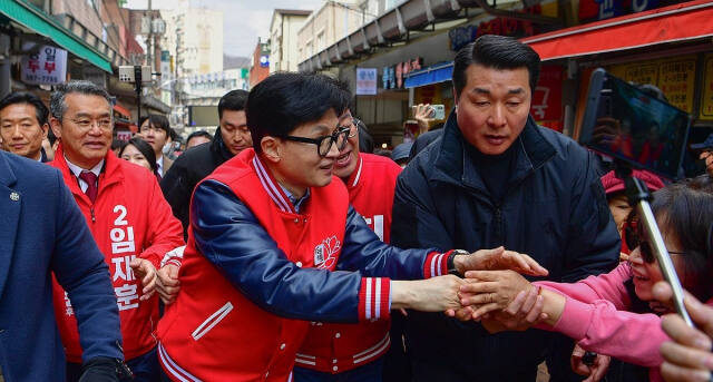 국민의힘 한동훈 총괄선대위원장이 20일 안양시 관양시장을 방문, 최돈익(만안구), 임재훈(동안구갑) 후보와 함께 시민들에게 인사하고 있다. 연합뉴스