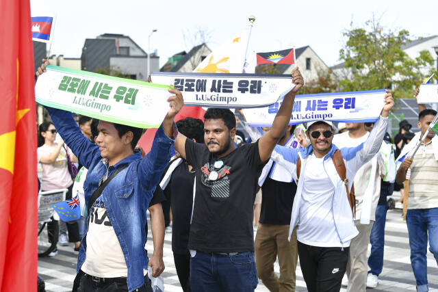 지난해 9월 24일 김포에서 열린 세계인 큰잔치에서 김포거주 이주민들이 ‘김포에 사는 우리’ 슬로건을 들고 행진하고 있다. 김포시 제공