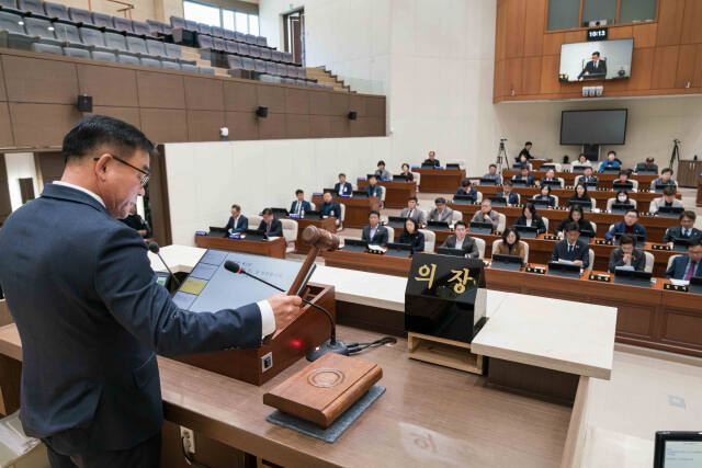 21일 오전 용인특례시의회 본회의장에서 열린 제281회 임시회에서 윤원균 의장이 개회를 선언하고 있다. 용인특례시의회 제공