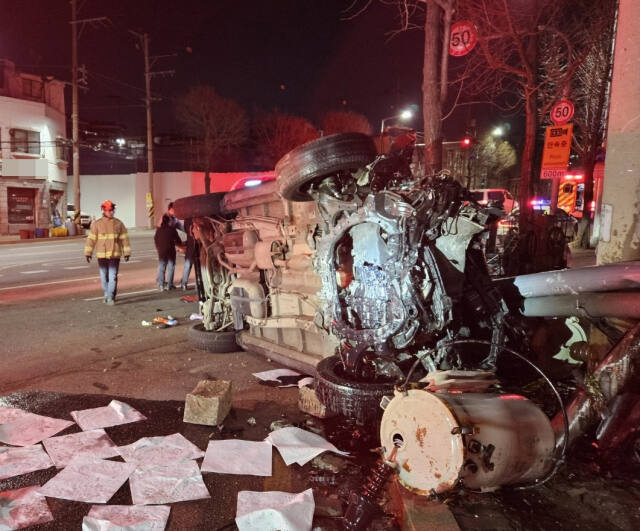 21일 오전 0시14분께 인천시 미추홀구 도로에서 50대 운전자가 몰던 차량이 전신주와 부딪혀 쓰러져 있다. 인천소방본부 제공