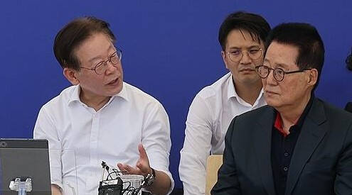 더불어민주당 이재명 대표와 박지원 전 국가정보원장. 연합뉴스