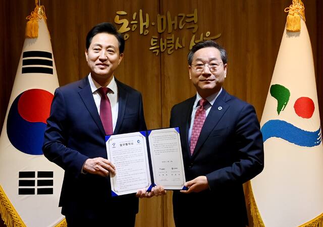 유정복 인천시장과 오세훈 서울시장이 지난해 11월17일 서울시청에서 열린 ‘인천시-서울시 교통현안 해결을 위한 업무협약식’에서 협약을 한 뒤 기념촬영을 하고 있다. 사진은 기사 본문과 구체적인 관련 없음. 인천시 제공