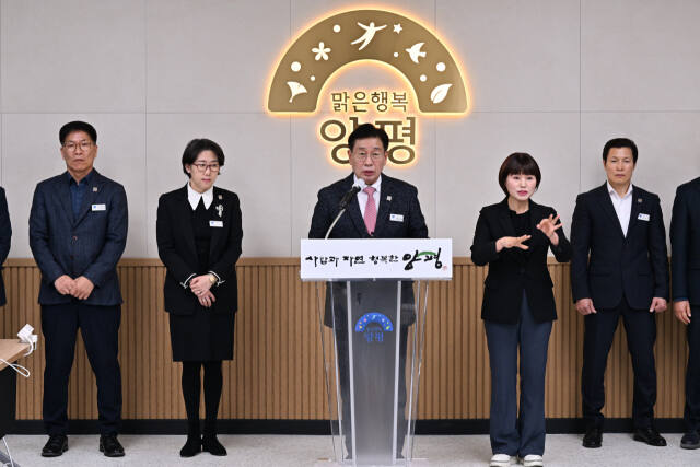 전진선 양평군수(가운데)가 21일 소회의실에서 언론브리핑을 열고 군정 세부계획을 설명하고 있다. 양평군청 제공