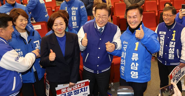 20일 국회에서 열린 더불어민주당 서울시당 선거대책위원회 출범식에서 이재명 대표가 류삼영, 조수진 후보 등과 기념촬영을 하고 있다. 연합뉴스
