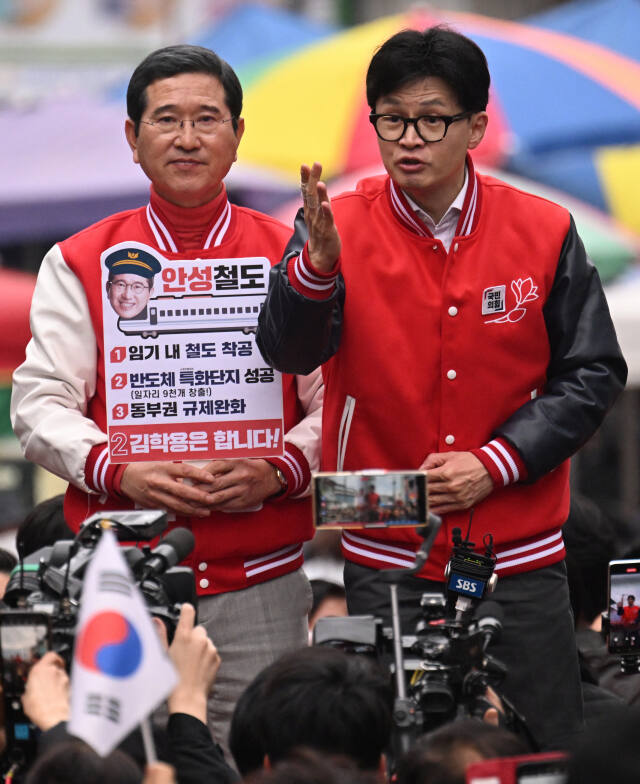 국민의힘 한동훈 비상대책위원장 겸 총괄 선거대책위원장이 22일 안성시 서인사거리에서 김학용 후보와 함께 유권자들에게 4·10 총선 국민의힘 지지를 호소하고 있다.조주현기자