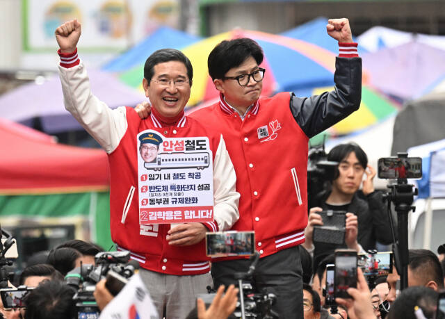 국민의힘 한동훈 비상대책위원장 겸 총괄 선거대책위원장이 22일 안성시 서인사거리에서 김학용 후보와 함께 유권자들에게 4·10 총선 국민의힘 지지를 호소하고 있다. 조주현기자