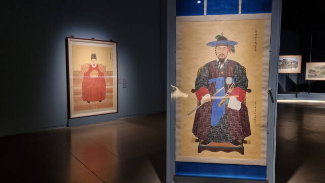 이길범 작가가 정부표준영정으로 제작한 정조 어진(좌측)과 정조 시절 화성 신도시 건설을 이끌었던 조선 후기 무신 조심태의 초상(우측). 정조와 조심태가 주고 받은 40여 편의 편지에서 충신에 대한 임금의 신망을 엿볼 수 있다. 이나경기자
