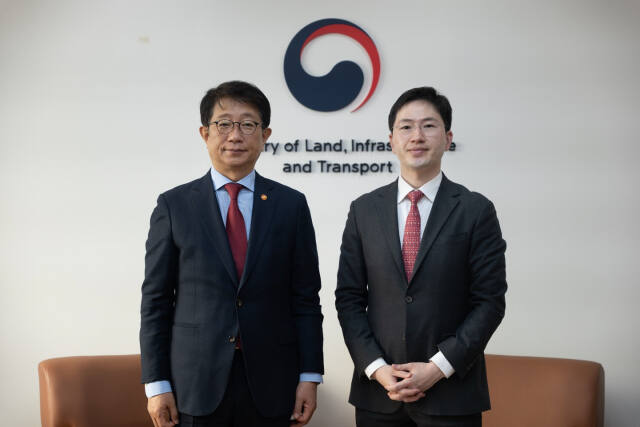 지난 15일 국토교통부 청사에서 국민의힘 이원모 용인갑 국회의원 후보가 박상우 국토교통부 장관을 만나 경강선 연장선 신설 등 처인구의 교통 인프라 확충을 건의하고 있다. 이 후보 캠프 제공