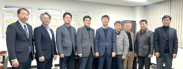 제22대 국회의원선거 여주시선거방송토론위원회(위원장 이현복 여주법원장)는 여주양평선거구 국회의원에 출마한 최재관(민주당), 김선교(국민의힘)후보자 TV방송토론을 위한 첫 위원회 회의를 개최하고 기념촬영을 하고 있다./ 사진 = 여주시선거관리위원회.
