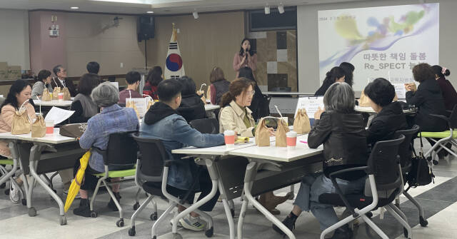 의정부교육지원청이 2024 경기형 늘봄학교지원 한시적정원외 기간제 교사 연수를 하고 있다. 의정부교육지원청 제공