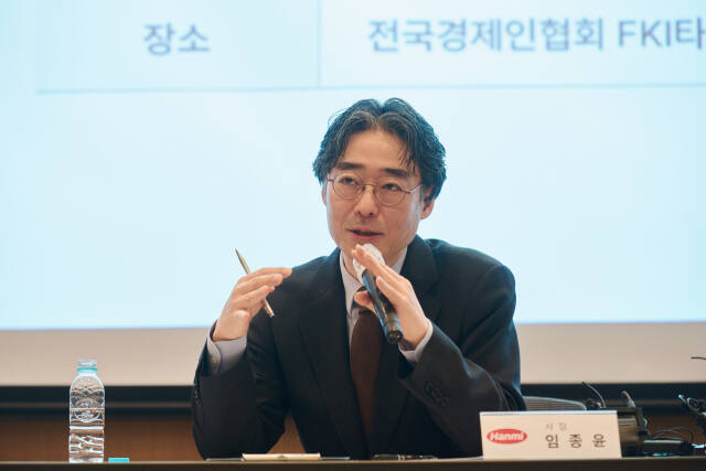 임종윤 한미약품 사장이 21일 서울 영등포구 FKI타워에서 열린 기자간담회에서 발언하고 있다. /권태욱 기자