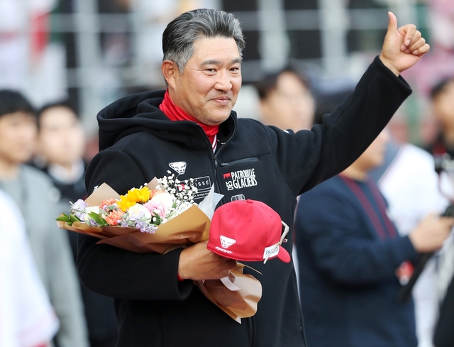 23일 인천 SSG랜더스필드에서 열린 롯데 자이언츠와의 2024 프로야구 개막전이자 감독 데뷔전서 승리한 이숭용 SSG 감독이 선수단으로부터 꽃다발