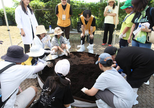 인천 미추홀학산문화원이 추진하는 ‘미추홀 시간여행, 고고(古古)발굴단’에서 프로그램 참여자들이 문학산과 문학산성 일대의 유물 등을 직접 발굴하고 있다. 미추홀구 제공