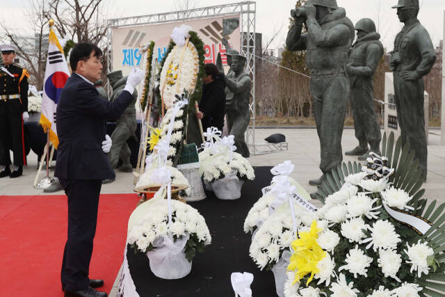 문경복 옹진군수가 지난 22일 해군 제2함대 기념탑에서 열린 제9회 서해수호의 날 기념식에서 북한 도발에 목숨을 잃은 용사들을 추모하고 있다. 군 제