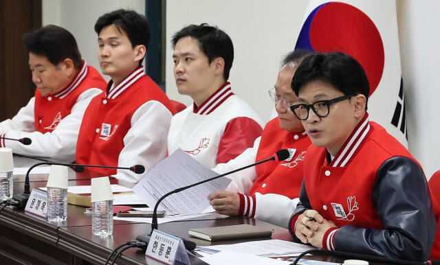 국민의힘 한동훈 비상대책위원장 겸 총괄 선거대책위원장이 24일 서울 여의도 중앙당사에서 열린 중앙선거대책위원회의에서 발언하고 있다. 연합뉴스