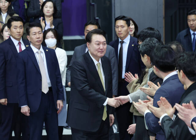 지난 5일 경기 광명시 아이벡스 스튜디오에서 '청년의 힘으로! 도약하는 대한민국!'을 주제로 열린 열일곱 번째 국민과 함께하는 민생토론회에서 참석자들과 악수하는 윤석열 대통령. 연합뉴스