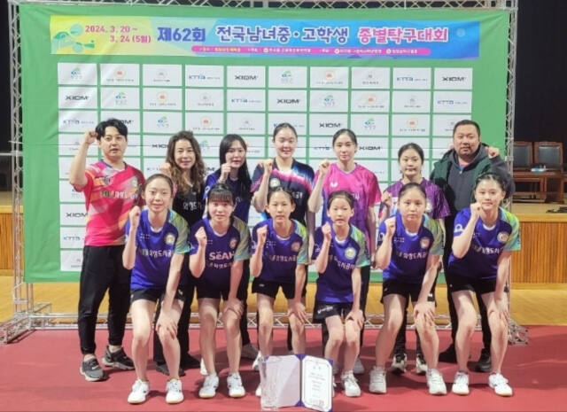 창단 7개월 만에 첫 출전한 제62회 전국남녀중·고학생종별탁구대회에서 돌풍을 일으킨 화성도시공사 유소년 탁구단이 대회를 마친 후 기념촬영을 하고 있다..화성도시공사 제공