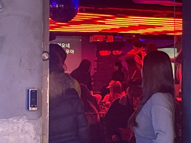 지난 23일 일반음식점으로 등록된 수원의 한 영업장에서 손님들이 자리에서 일어나 춤을 추고 있다. 금유진기자