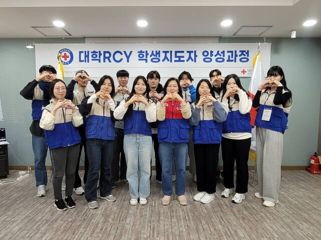 아주대학교 수어동아리 ‘호롱불’ 학생들이 청소년 인성교육을 위해 수어교육을 보급하는 RCY 학생지도자 양성 프로그램에 참여한 뒤 기념촬영을 하고 있다. 경기적십자사 제공.