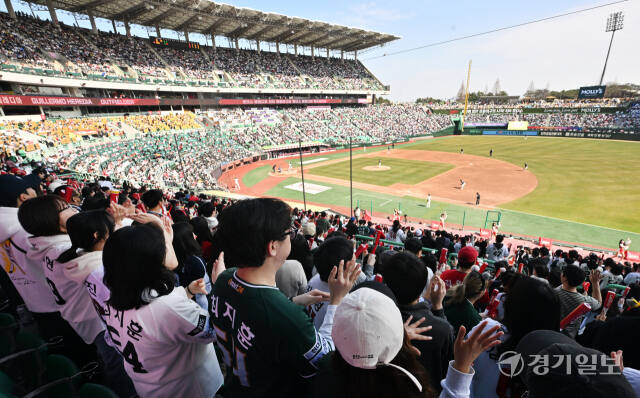 24일 오후 인천SSG랜더스필드에서 열린 '2024 신한 SOL Bank KBO리그' SSG 랜더스와 롯데 자이언츠의 경기를 찾은 관중들이 열띤 응원전을 펼치고 있다. SSG는 개막 1차전에 이어 2차전에서도 만원 관중을 달성하며 인천연고 프로야구단 최초 2년 연속 개막 2연전 매직기록을 달성했다. 조병석기자