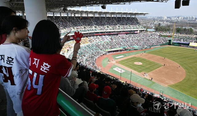 24일 오후 인천SSG랜더스필드에서 열린 '2024 신한 SOL Bank KBO리그' SSG 랜더스와 롯데 자이언츠의 경기를 찾은 관중들이 열띤 응원전을 펼치고 있다. SSG는 개막 1차전에 이어 2차전에서도 만원 관중을 달성하며 인천연고 프로야구단 최초 2년 연속 개막 2연전 매직기록을 달성했다. 조병석기자