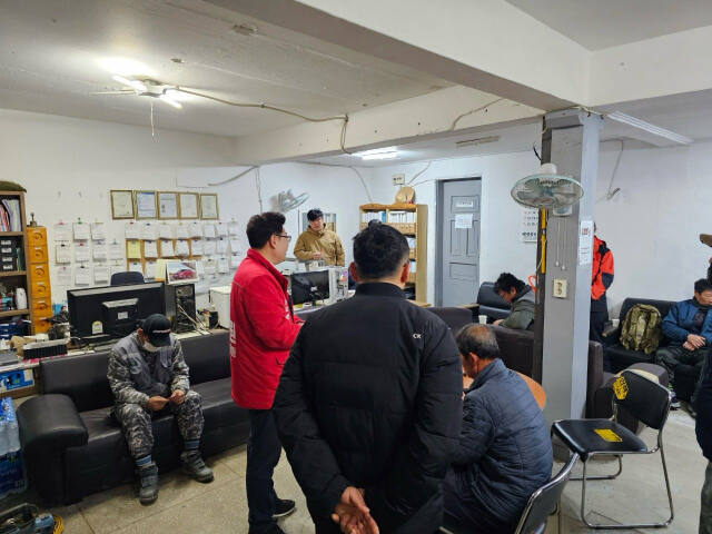 25일 이른 새벽 인력사무소를 찿아 일자리를 구하기위해 나온 근로자들과 대화를 나누고 있는 동두천·양주(은현·남면)·연천 을 김성원 후보. 송진의기자.