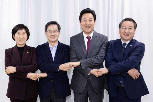 수도권매립지 대체매립지 조성을 위한 4자 협의체인 한화진 환경부 장관, 김동연 경기도지사, 오세훈 서울시장, 유정복 인천시장이(왼쪽부터) 기념촬영 하고 있다. 경기일보 DB