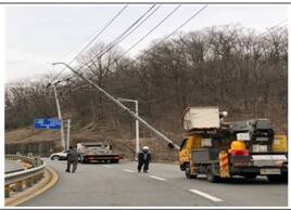 안산시 상록구 양상동 영동고속도록 인근 도로 SUV 차량 전시주 추돌사고 현장. 독자 제공