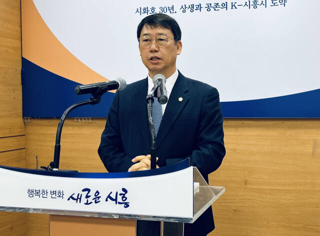 시흥시의회 더불어민주당 박춘호 의원이 25일 오전 시흥시청 브리핑룸에서 기자회견을 갖고 민주당 탈당을 선언하고 있다. 김형수기자