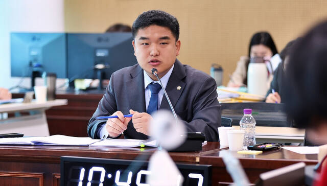 한채훈 의왕시의원이 최근 열린 제301회 임시회 조례등심사특별위원회에서 질의하고 있다. 의왕시의회 제공