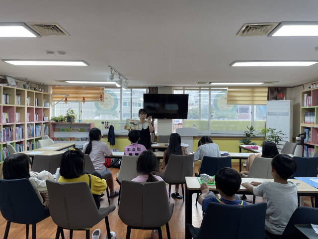 기흥구 꿈꾸는북라이크작은도서관에서 아이들이 프로그램에 참여하고 있는 모습. 용인특례시 제공