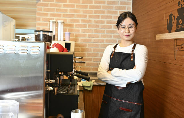 서수민씨는 한미약품 사내 카페 ‘The H’에서 바리스타로 근무 중이다. 홍기웅기자