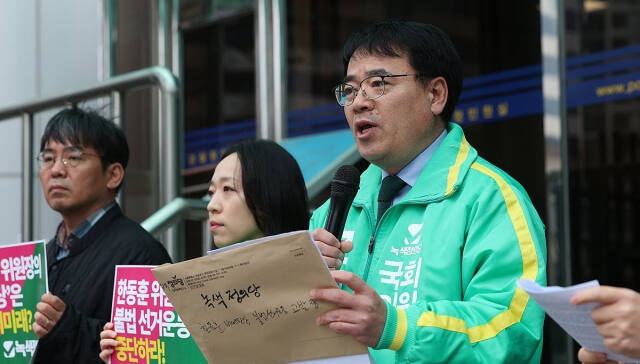 녹색정의당 김종민 정책본부장이 25일 오후 서울 서대문구 경찰청 앞에서 국민의힘 한동훈 비상대책위원장의 불법선거운동 관련 고발장 접수에 앞서 고발 취지를 설명하고 있다. 연합뉴스