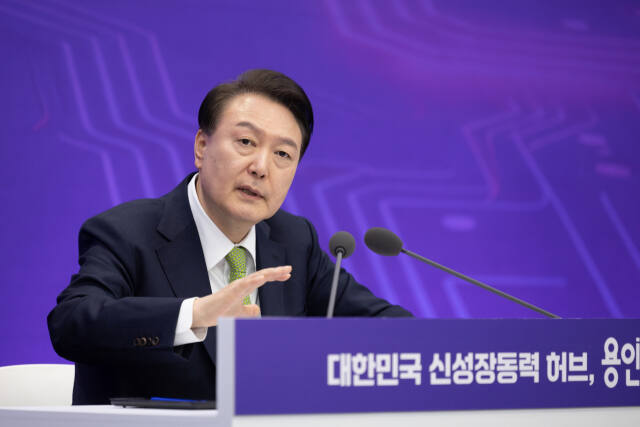 윤석열 대통령이 25일 용인특례시청에서 '대한민국 신성장동력 허브, 용인특례시'를 주제로 개최된 민생토론회에서 발언하고 있다. 연합뉴스