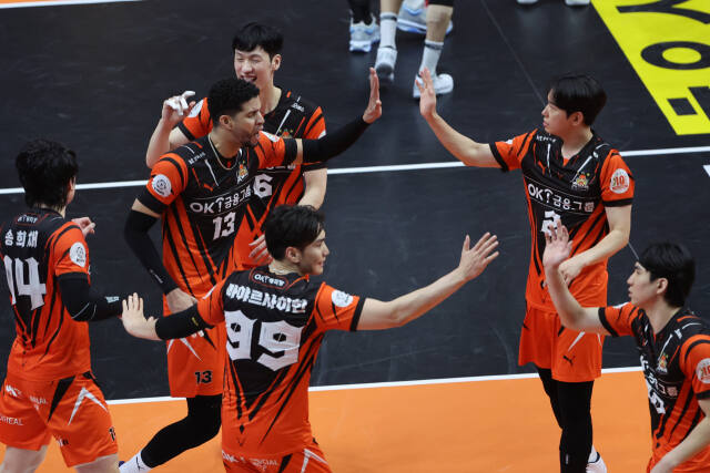 25일 안산 상록수체육관에서 벌어진 V리그 남자부 서울 우리카드와 PO 2차전서 승리를 거둔 안산 OK금융그룹 선수들이 득점 후 환호하고 있다.연합뉴스