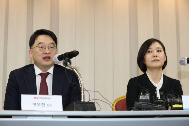 임주현(오른쪽) 한미사이언스 전략기획실장겸 한미약품 사장과 이우현 OCI홀딩스 회장이 25일 오후 서울 송파구 한미타워에서 열린 기자회견을 열고 있다./연합뉴스