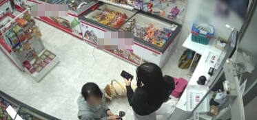 무인매장에 개를 데려와 개똥을 버린 것으로 추정되는 이들이 CCTV에 포착됐다. 온라인 커뮤니티