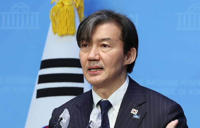 국혁신당 조국 대표가 25일 국회 소통관에서 '검찰의 민간인 불법 사찰 고발' 기자회견을 하고 있다.이날 조국 대표는 "뉴스버스 보도에 따르면 검찰이 수사 과정에서 범위를 벗어난 압수수색으로 얻은 민감한 개인정보와 폐기해야 되는 사생활 정보를 보관하고 활용하고 있다"며 "수사와 관련 없는 정보는 즉각 폐기해야 한다"고 밝혔다. 연합뉴스