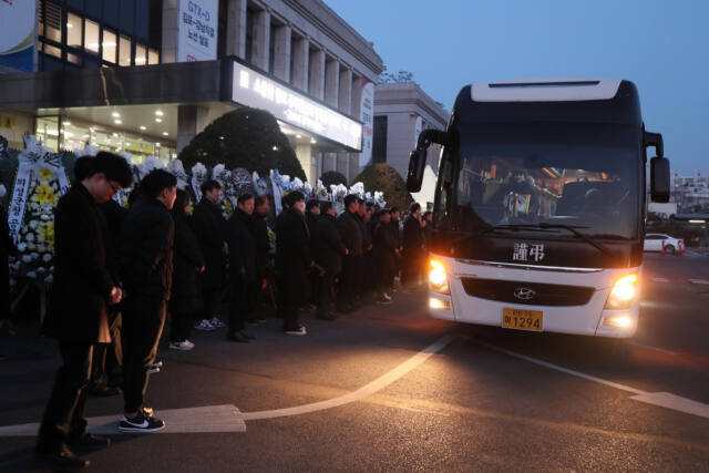 김포시청 본관 앞에서 지난 6일 오전 악성민원으로 숨진 공무원 A씨의 노제가 열린 가운데 동료 공무원들이 A씨의 마지막 가는 길을 지켜보고 있다. 김포시 제공